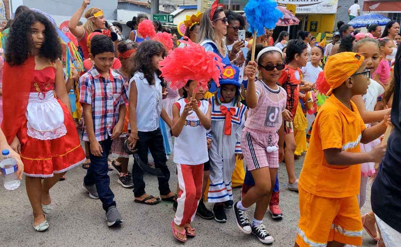 Camacã: Grupo Escolar João XXIII e Grupo Escolar Clériston Andrade promoveram desfile em homenagem as crianças